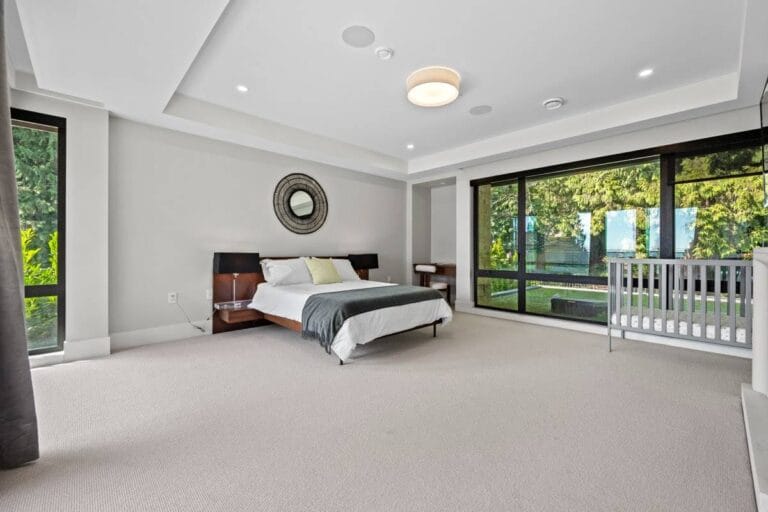Principal bedroom opening onto the garden in a Luvilla managed home